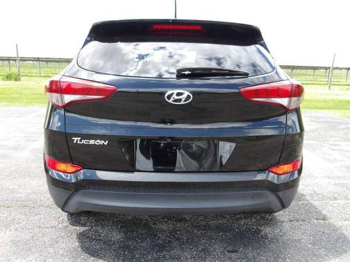 Black Noir Pearl 2017 Hyundai TUCSON SE