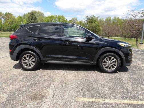 Black Noir Pearl 2017 Hyundai TUCSON SE