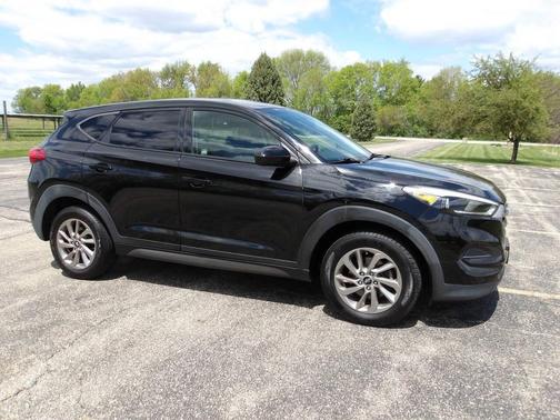 Black Noir Pearl 2017 Hyundai TUCSON SE