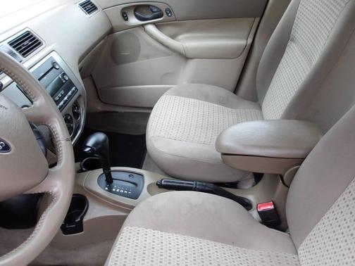 2005 Ford Focus ZX4 SES