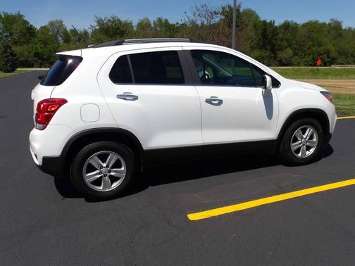 Summit White 2017 Chevrolet Trax LT