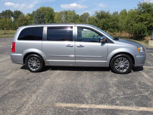 2014 Chrysler Town & Country Touring-L
