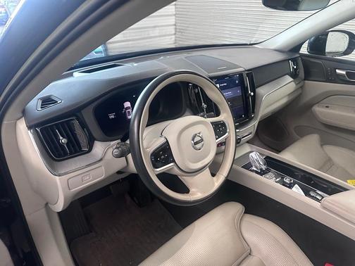 2023 Volvo XC60 B5 Ultimate Bright Theme