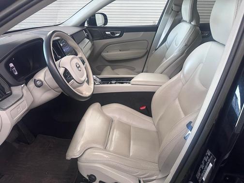 2023 Volvo XC60 B5 Ultimate Bright Theme
