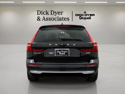 2023 Volvo XC60 B5 Ultimate Bright Theme
