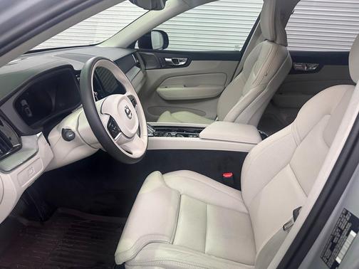 2025 Volvo XC60 B5 Ultra