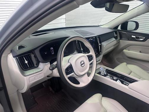 2025 Volvo XC60 B5 Ultra