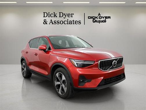 2024 Volvo XC40 B5 Plus Bright Theme