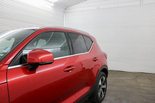 2024 Volvo XC40 B5 Plus Bright Theme