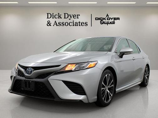 Celestial Silver Metallic 2020 Toyota Camry Hybrid SE