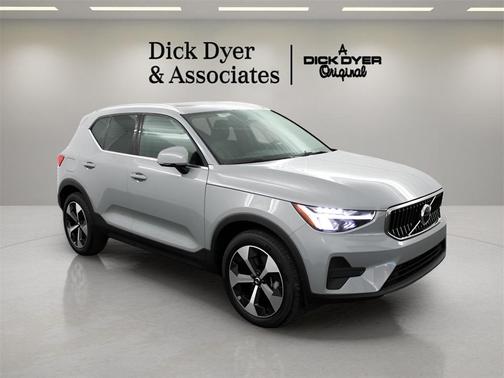 2025 Volvo XC40 B5 Core Bright Theme