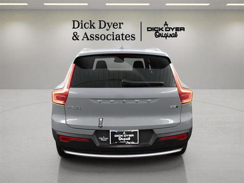 2025 Volvo XC40 B5 Core Bright Theme