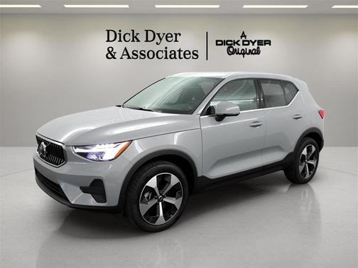 2025 Volvo XC40 B5 Core Bright Theme