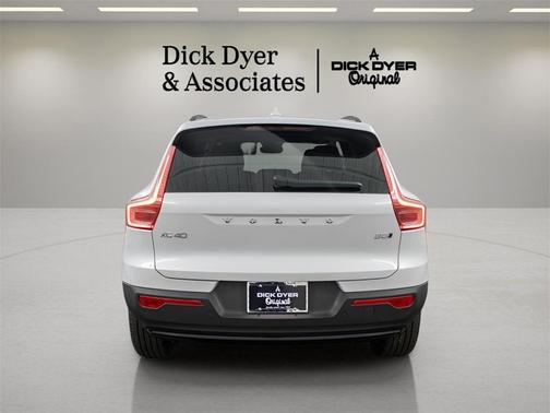 2025 Volvo XC40 B5 Plus Dark Theme