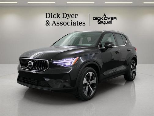 2025 Volvo XC40 B5 Plus Bright Theme