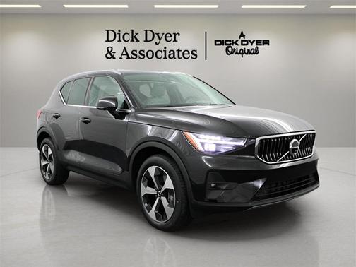 2025 Volvo XC40 B5 Plus Bright Theme