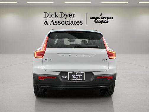 2025 Volvo XC40 B5 Plus Dark Theme