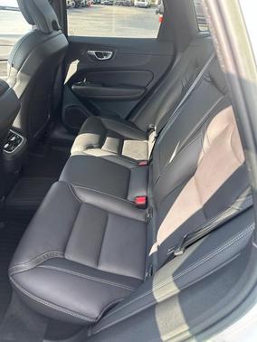 2023 Volvo XC60 B5 Ultimate Bright Theme