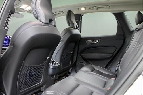 2023 Volvo XC60 B5 Ultimate Bright Theme