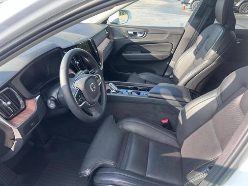2023 Volvo XC60 B5 Ultimate Bright Theme