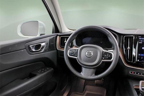 2023 Volvo XC60 B5 Ultimate Bright Theme