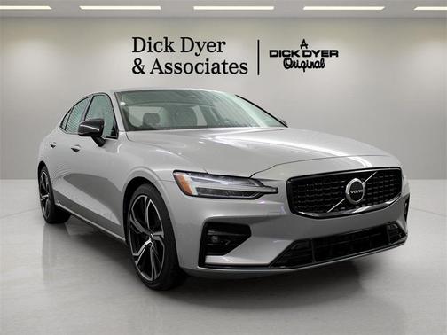 2023 Volvo S60 B5 Core Dark Theme