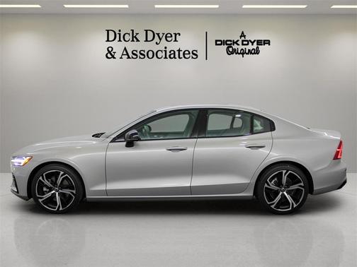 2023 Volvo S60 B5 Core Dark Theme