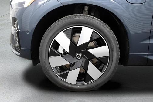 2025 Volvo XC60 Plug-In Hybrid T8 Plus