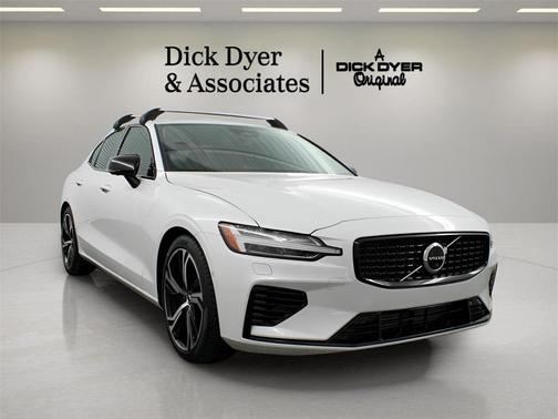 2023 Volvo S60 Recharge Plug-In Hybrid T8 Plus Dark Theme