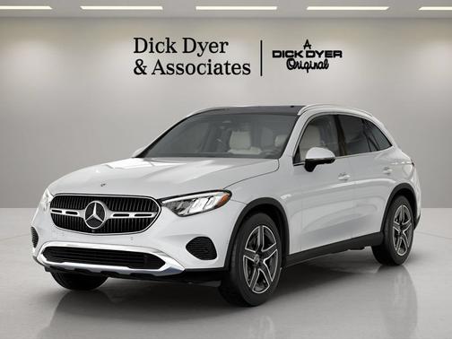 MANUFAKTUR Moonlight White Metallic 2026 Mercedes-Benz GLC 300