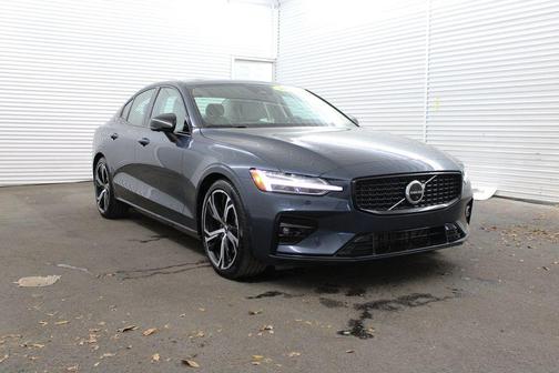 Denim Blue Metallic 2023 Volvo S60 B5 Plus Dark Theme