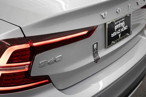 2024 Volvo S60 B5 Ultimate Dark Theme