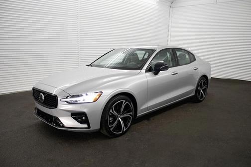 2024 Volvo S60 B5 Ultimate Dark Theme