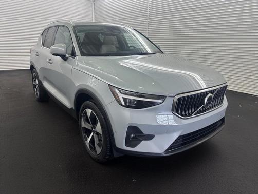 2024 Volvo XC40 B5 Plus Bright Theme
