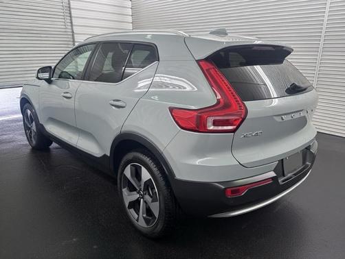 2024 Volvo XC40 B5 Plus Bright Theme