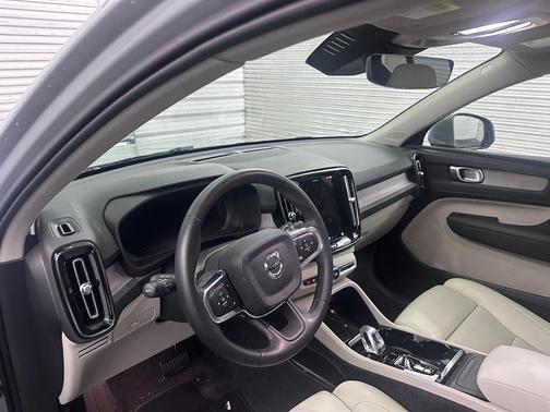 2024 Volvo XC40 B5 Plus Bright Theme