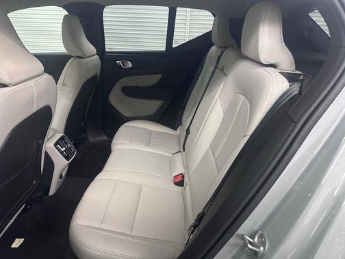 2024 Volvo XC40 B5 Plus Bright Theme