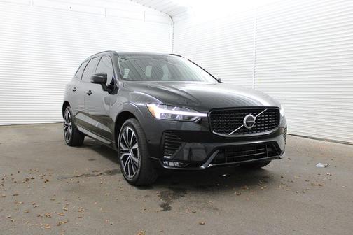 Onyx Black Metallic 2025 Volvo XC60 B5 Plus