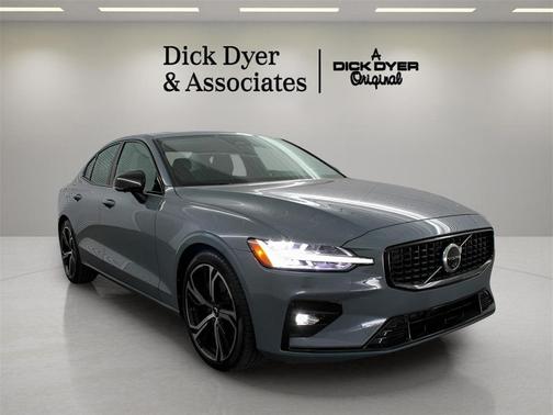 2024 Volvo S60 B5 Plus Dark Theme