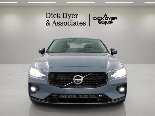 2024 Volvo S60 B5 Plus Dark Theme