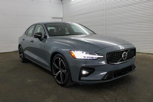 2024 Volvo S60 B5 Plus Dark Theme