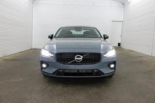 2024 Volvo S60 B5 Plus Dark Theme