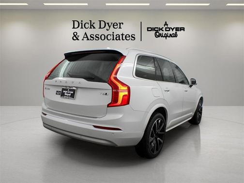 2022 Volvo XC90 T6 Momentum 7 Passenger