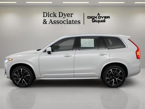 2022 Volvo XC90 T6 Momentum 7 Passenger