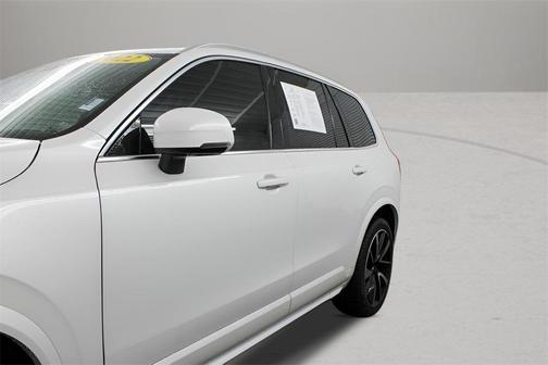2022 Volvo XC90 T6 Momentum 7 Passenger