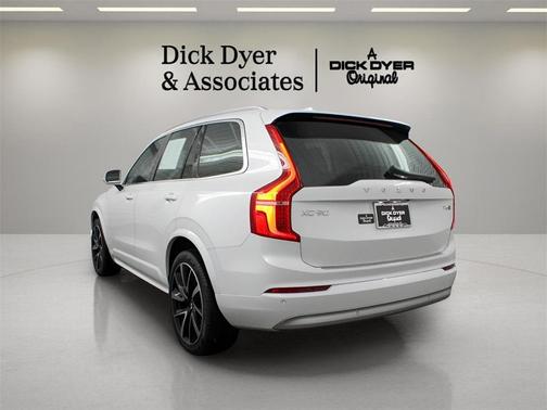 2022 Volvo XC90 T6 Momentum 7 Passenger