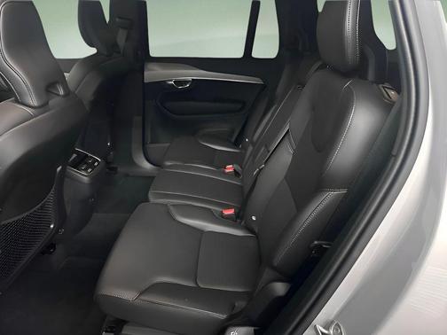 2025 Volvo XC90 B5 Core