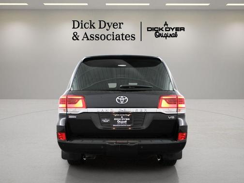 2018 Toyota Land Cruiser V8