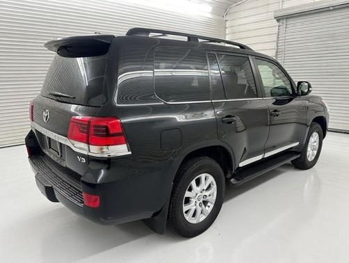 2018 Toyota Land Cruiser V8