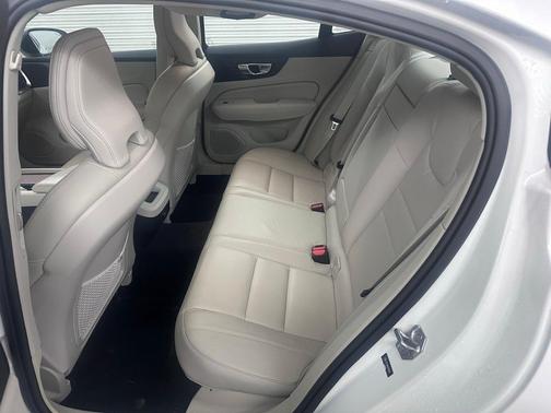 2022 Volvo S60 B5 Momentum